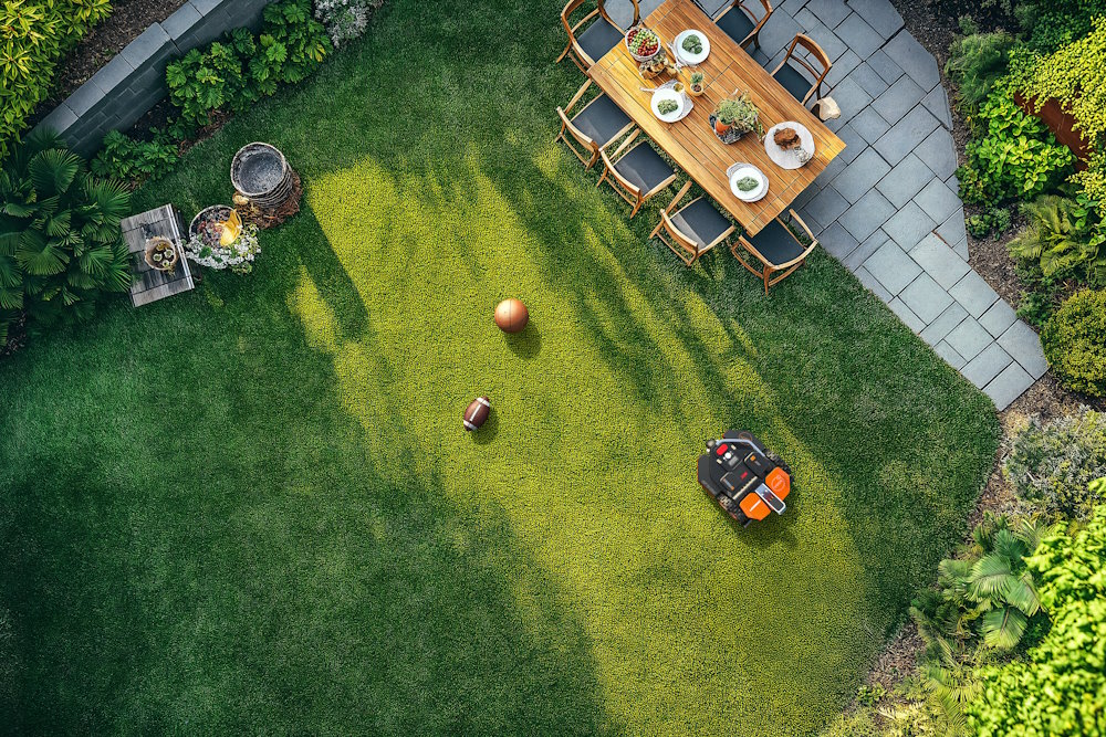 Luftaufnahme eines gemähten Gartens mit Rasenmähroboter